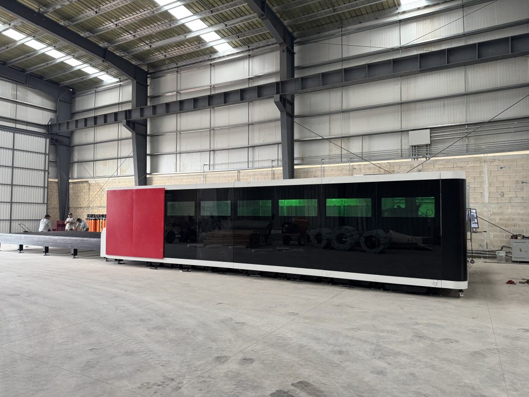 DXTEHC 2560SGP Carbon Sheet Metal CNC Fiber Laser Cutting Machine (1)